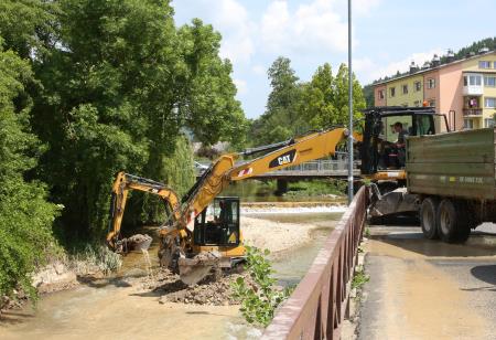 ČIŠČENJE STRUGE CERKNIŠČICE 01 FOTO LJUBO VUKELIČ